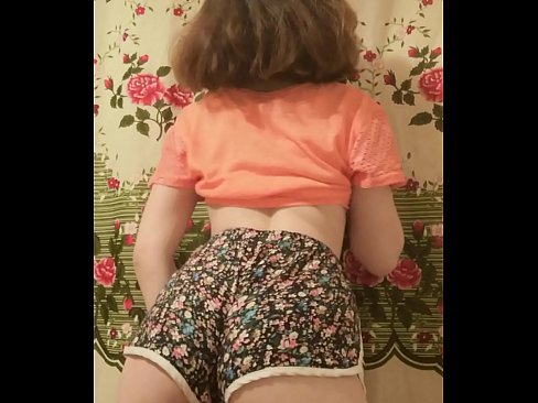 ❤️ Sexy ung babe tar av seg shortsen på kamera ❤❌ Hjemmelaget porno hos oss ﹏