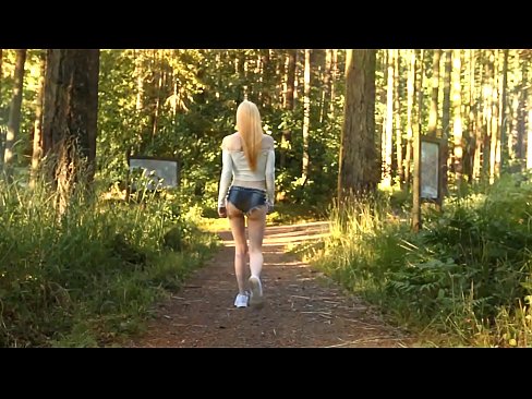 ❤️ Vakker kvinne beveger seg sakte, ikke nakenvideo ❤❌ Hjemmelaget porno hos oss ﹏