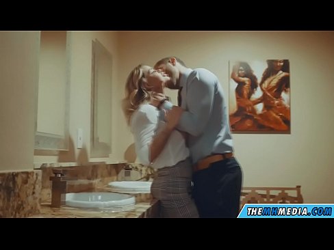 ❤️ Når en barmfagre blondine forfører deg på et offentlig toalett ❤❌ Hjemmelaget porno hos oss ﹏